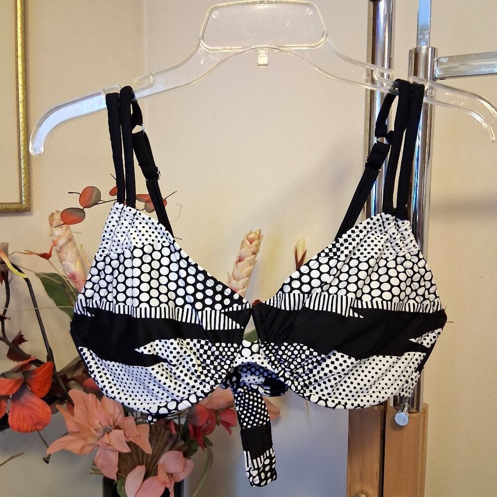 NWOT Sea Shells Women’s Push Up Lined Bikini Swimsuit Top Knot Back Bathing Suit